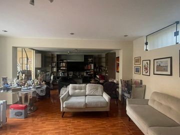 VENDO PRECIOSA CASA EN ESQUINA CON VISTA A AVENIDA EN SANTIAGO DE SURCO