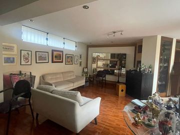 VENDO PRECIOSA CASA EN ESQUINA CON VISTA A AVENIDA EN SANTIAGO DE SURCO