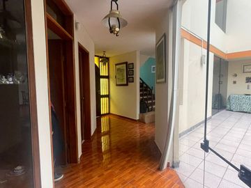 VENDO PRECIOSA CASA EN ESQUINA CON VISTA A AVENIDA EN SANTIAGO DE SURCO