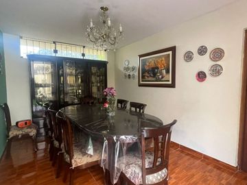 VENDO PRECIOSA CASA EN ESQUINA CON VISTA A AVENIDA EN SANTIAGO DE SURCO