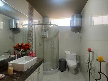 VENDO PRECIOSA CASA EN ESQUINA CON VISTA A AVENIDA EN SANTIAGO DE SURCO