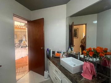 VENDO PRECIOSA CASA EN ESQUINA CON VISTA A AVENIDA EN SANTIAGO DE SURCO