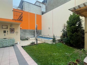 VENDO PRECIOSA CASA EN ESQUINA CON VISTA A AVENIDA EN SANTIAGO DE SURCO