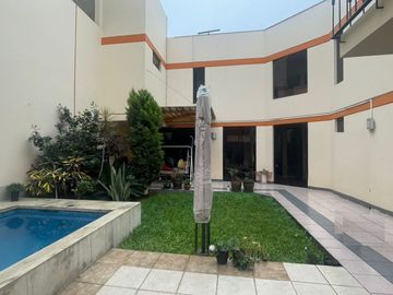 VENDO PRECIOSA CASA EN ESQUINA CON VISTA A AVENIDA EN SANTIAGO DE SURCO