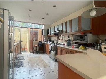 VENDO PRECIOSA CASA EN ESQUINA CON VISTA A AVENIDA EN SANTIAGO DE SURCO
