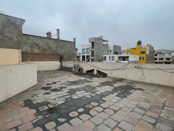 VENDO PRECIOSA CASA EN ESQUINA CON VISTA A AVENIDA EN SANTIAGO DE SURCO