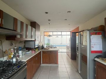 VENDO PRECIOSA CASA EN ESQUINA CON VISTA A AVENIDA EN SANTIAGO DE SURCO