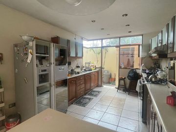 VENDO PRECIOSA CASA EN ESQUINA CON VISTA A AVENIDA EN SANTIAGO DE SURCO