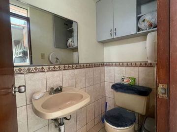 VENDO PRECIOSA CASA EN ESQUINA CON VISTA A AVENIDA EN SANTIAGO DE SURCO