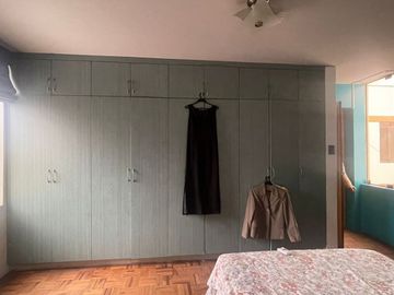 VENDO PRECIOSA CASA EN ESQUINA CON VISTA A AVENIDA EN SANTIAGO DE SURCO