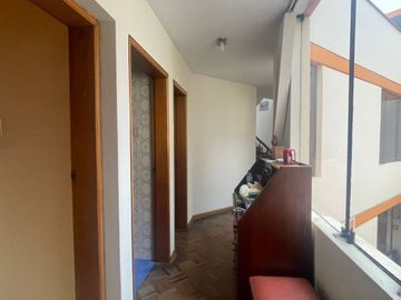 VENDO PRECIOSA CASA EN ESQUINA CON VISTA A AVENIDA EN SANTIAGO DE SURCO