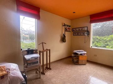 VENDO PRECIOSA CASA EN ESQUINA CON VISTA A AVENIDA EN SANTIAGO DE SURCO