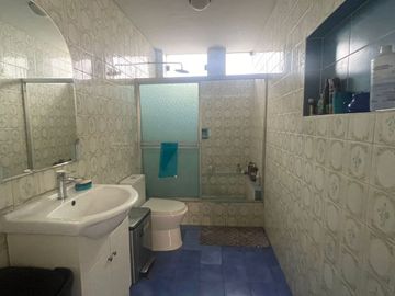 VENDO PRECIOSA CASA EN ESQUINA CON VISTA A AVENIDA EN SANTIAGO DE SURCO