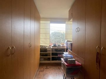 VENDO PRECIOSA CASA EN ESQUINA CON VISTA A AVENIDA EN SANTIAGO DE SURCO