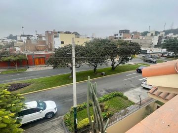 VENDO PRECIOSA CASA EN ESQUINA CON VISTA A AVENIDA EN SANTIAGO DE SURCO