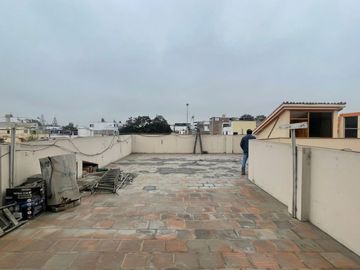 VENDO PRECIOSA CASA EN ESQUINA CON VISTA A AVENIDA EN SANTIAGO DE SURCO