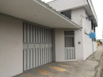 Venta Bodegas y oficinas en la Vía Pto Bolivar, Prov. de El Oro; 960m2 de terreno y 340,87 m2 de construcción y 273 m2 de Parqueo cubierto. Uso de Suelo Comercial