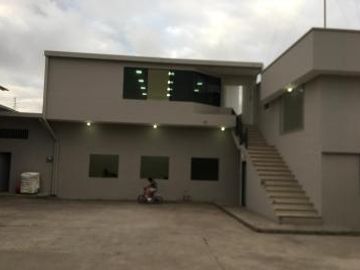 Venta Bodegas y oficinas en la Vía Pto Bolivar, Prov. de El Oro; 960m2 de terreno y 340,87 m2 de construcción y 273 m2 de Parqueo cubierto. Uso de Suelo Comercial