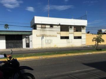 Venta Bodegas y oficinas en la Vía Pto Bolivar, Prov. de El Oro; 960m2 de terreno y 340,87 m2 de construcción y 273 m2 de Parqueo cubierto. Uso de Suelo Comercial