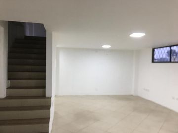 Venta Bodegas y oficinas en la Vía Pto Bolivar, Prov. de El Oro; 960m2 de terreno y 340,87 m2 de construcción y 273 m2 de Parqueo cubierto. Uso de Suelo Comercial