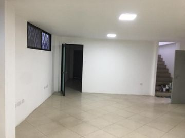 Venta Bodegas y oficinas en la Vía Pto Bolivar, Prov. de El Oro; 960m2 de terreno y 340,87 m2 de construcción y 273 m2 de Parqueo cubierto. Uso de Suelo Comercial