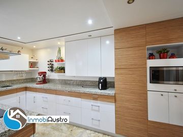 Av. 10 de Agosto, Venta de Hermosa Casa Moderna