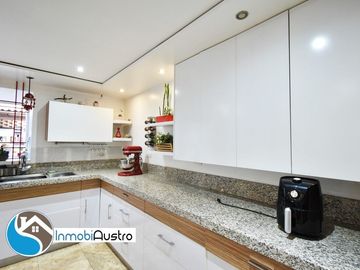 Av. 10 de Agosto, Venta de Hermosa Casa Moderna