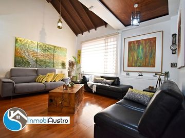Av. 10 de Agosto, Venta de Hermosa Casa Moderna
