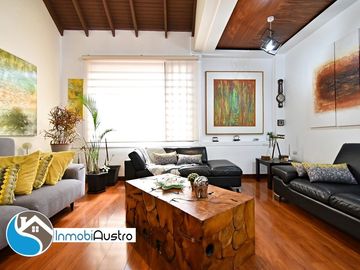 Av. 10 de Agosto, Venta de Hermosa Casa Moderna