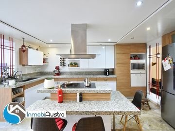 Av. 10 de Agosto, Venta de Hermosa Casa Moderna