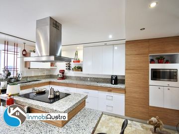 Av. 10 de Agosto, Venta de Hermosa Casa Moderna