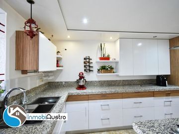 Av. 10 de Agosto, Venta de Hermosa Casa Moderna