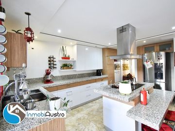 Av. 10 de Agosto, Venta de Hermosa Casa Moderna