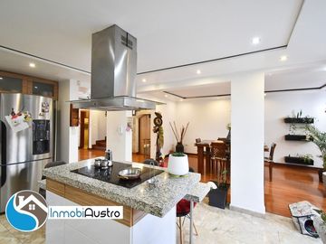 Av. 10 de Agosto, Venta de Hermosa Casa Moderna