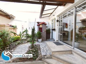 Av. 10 de Agosto, Venta de Hermosa Casa Moderna