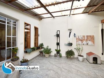 Av. 10 de Agosto, Venta de Hermosa Casa Moderna