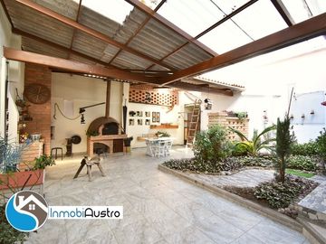 Av. 10 de Agosto, Venta de Hermosa Casa Moderna