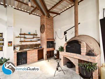 Av. 10 de Agosto, Venta de Hermosa Casa Moderna