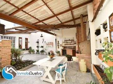 Av. 10 de Agosto, Venta de Hermosa Casa Moderna