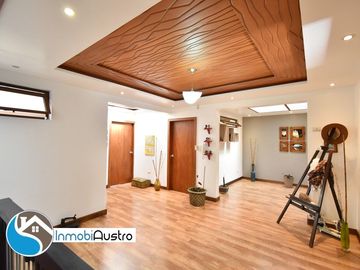 Av. 10 de Agosto, Venta de Hermosa Casa Moderna