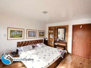 Av. 10 de Agosto, Venta de Hermosa Casa Moderna