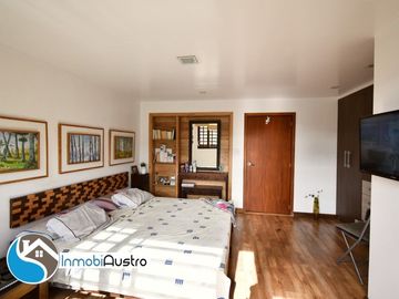 Av. 10 de Agosto, Venta de Hermosa Casa Moderna