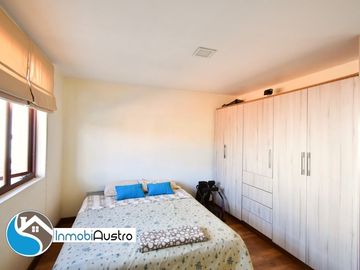 Av. 10 de Agosto, Venta de Hermosa Casa Moderna