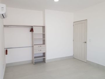 Venta de casa con 5 recamaras y estudio en Cumbres del Lago Juriquilla