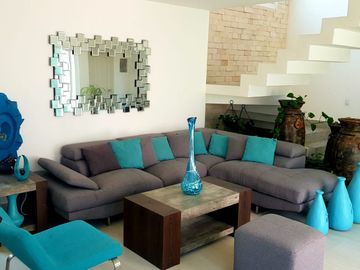 Venta de casa con 5 recamaras y estudio en Cumbres del Lago Juriquilla