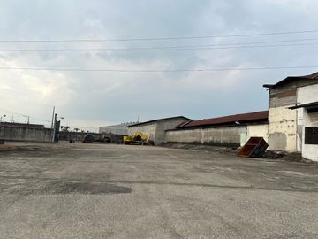 Venta Bodegas Vía a Daule km 10.5. Área de terreno 21.146 m2. Uso de Suelo Industrial de mediano y bajo impacto