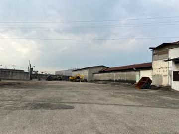 Venta Bodegas Vía a Daule km 10.5. Área de terreno 21.146 m2. Uso de Suelo Industrial de mediano y bajo impacto