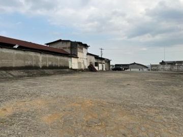 Venta Bodegas Vía a Daule km 10.5. Área de terreno 21.146 m2. Uso de Suelo Industrial de mediano y bajo impacto