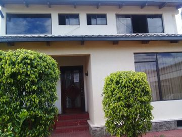 SE VENDE AMPLIA PROPIEDAD CON 2 FRENTES Y TERRENO SECTOR SANGOLQUI - VALLE DE LOS CHILLOS