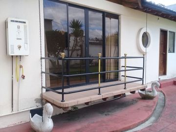 SE VENDE AMPLIA PROPIEDAD CON 2 FRENTES Y TERRENO SECTOR SANGOLQUI - VALLE DE LOS CHILLOS